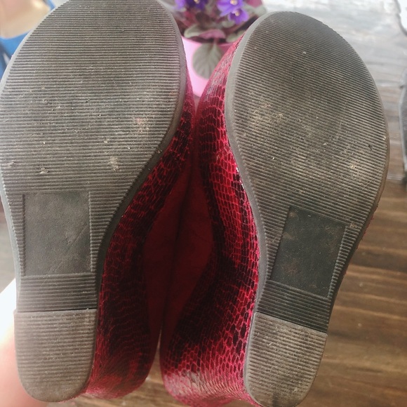 RED Velvet Snake Skin Pattern Wedges Heels 🐍❣️ - Picture 6 of 10